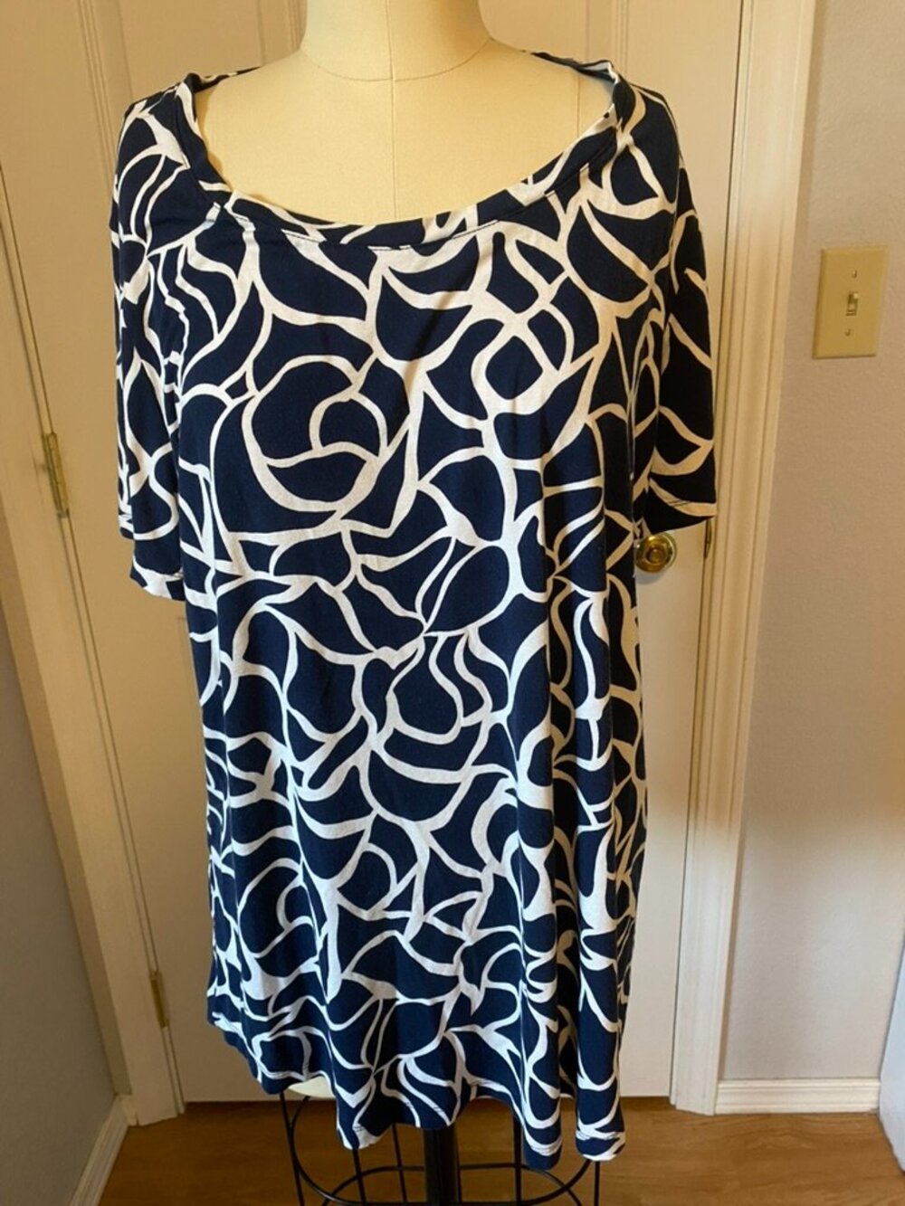 JM Collection Navy Blue and White Short Sleeved Pull-on Top
